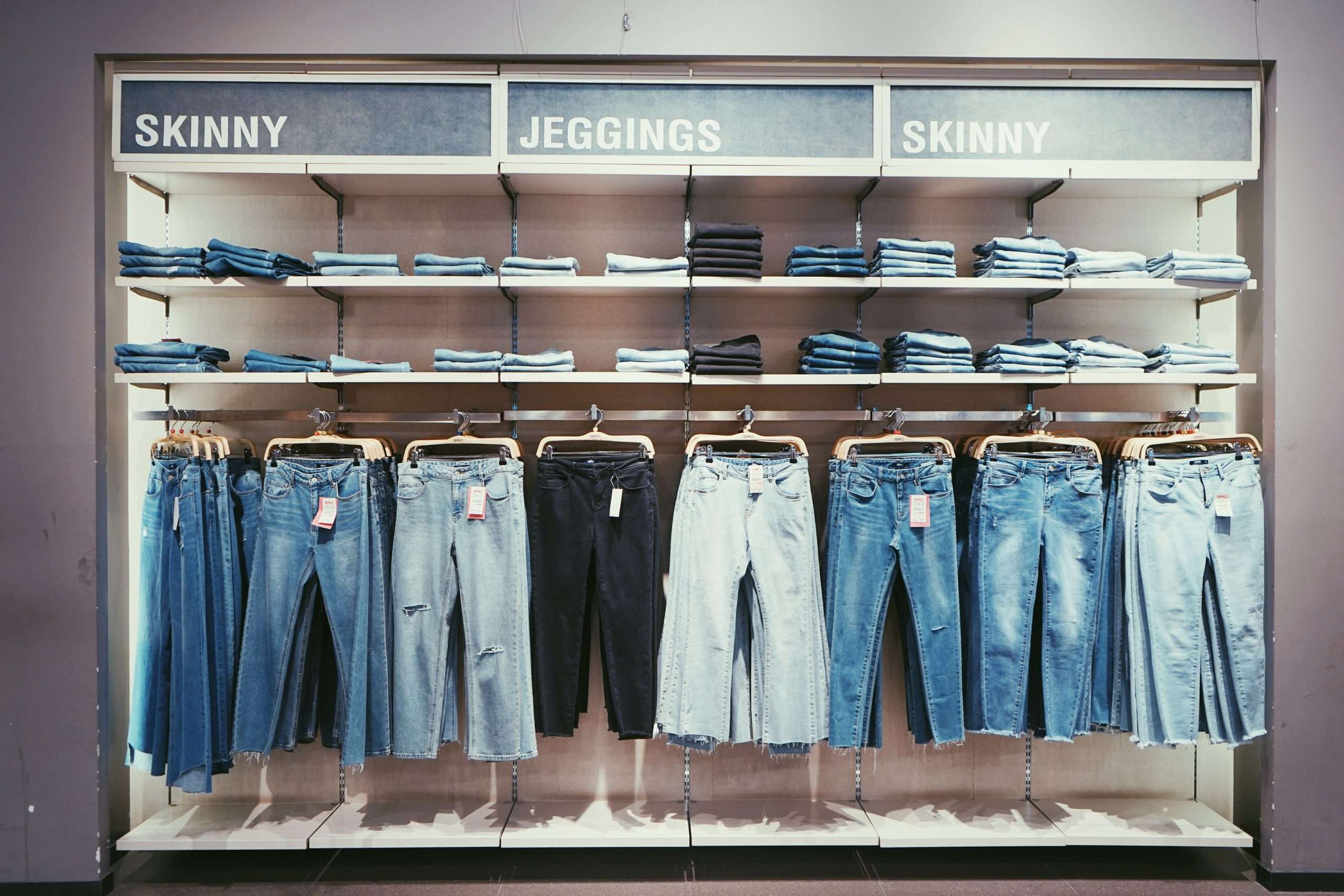 Scopri di più sull'articolo Jeans blu scuro capo jolly del guardaroba